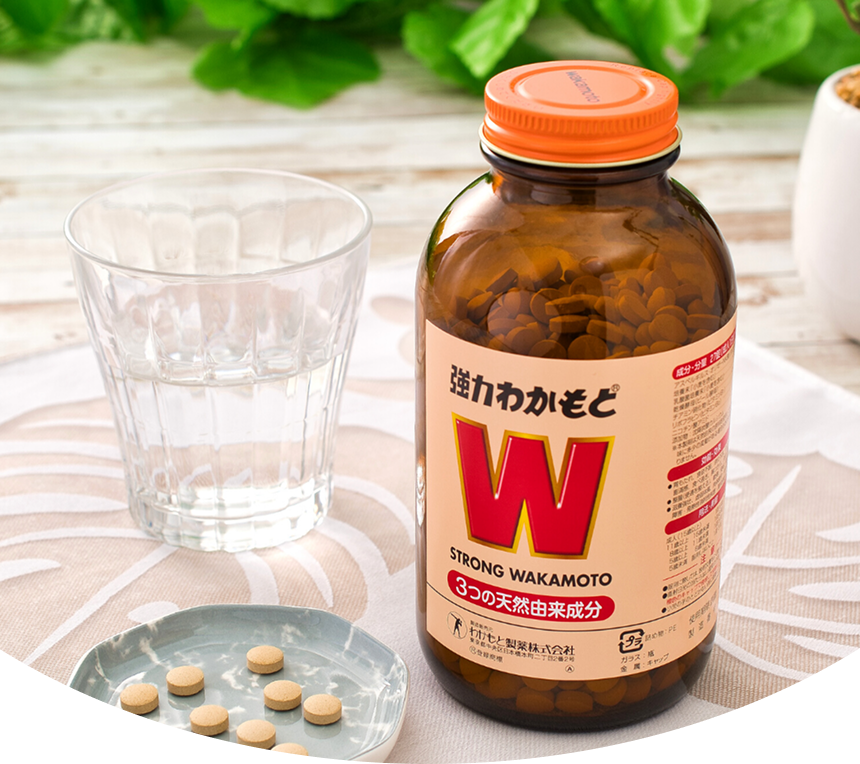 強力わかもとと水の入ったコップ